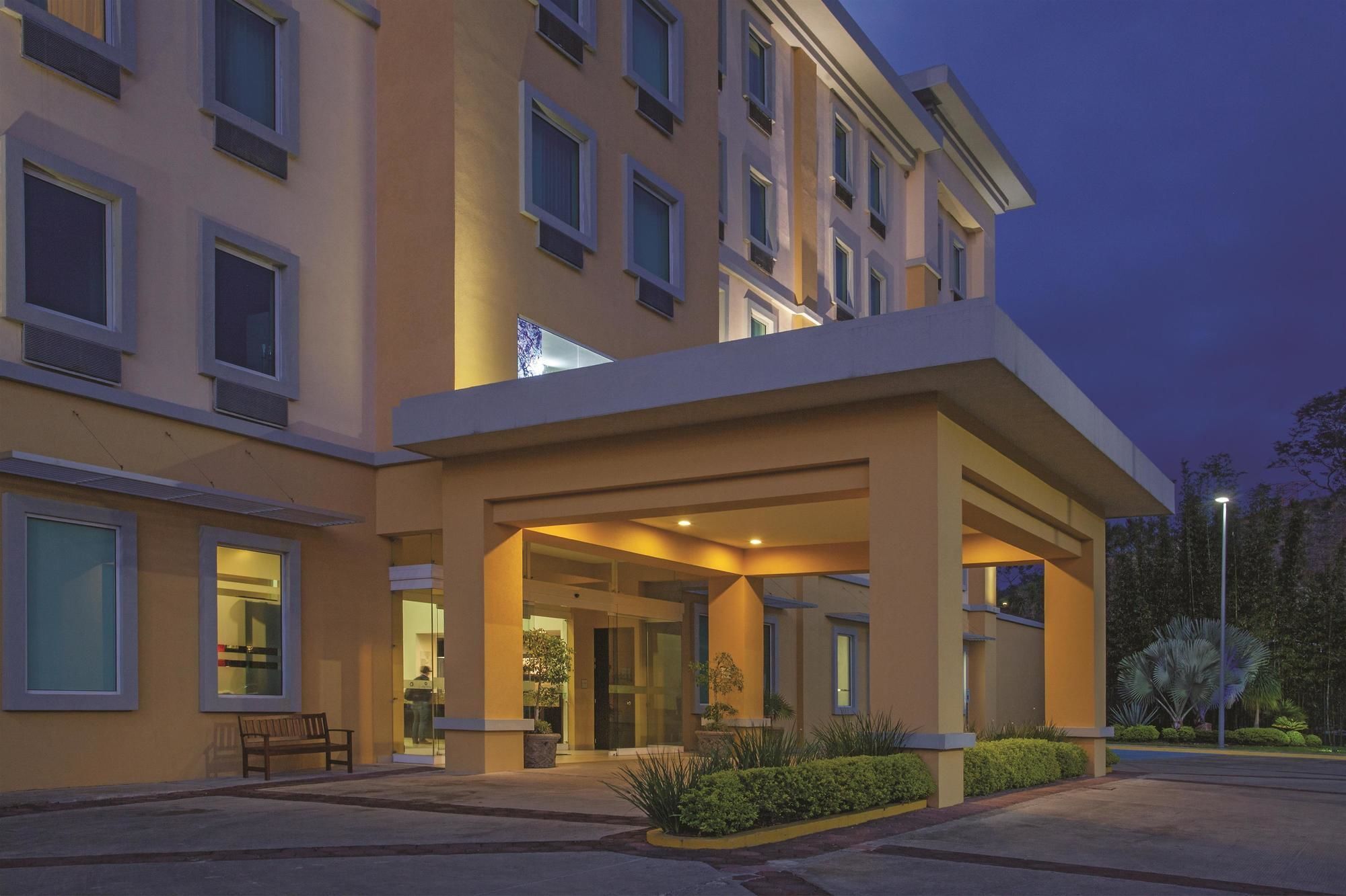 La Quinta By Wyndham Poza Rica Hotell Exteriör bild